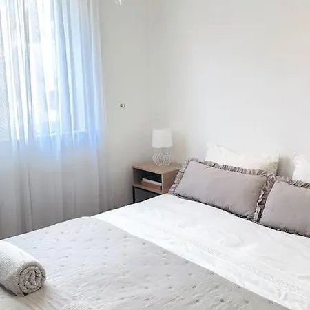 Urban Cozy Newly Renovated سبليت